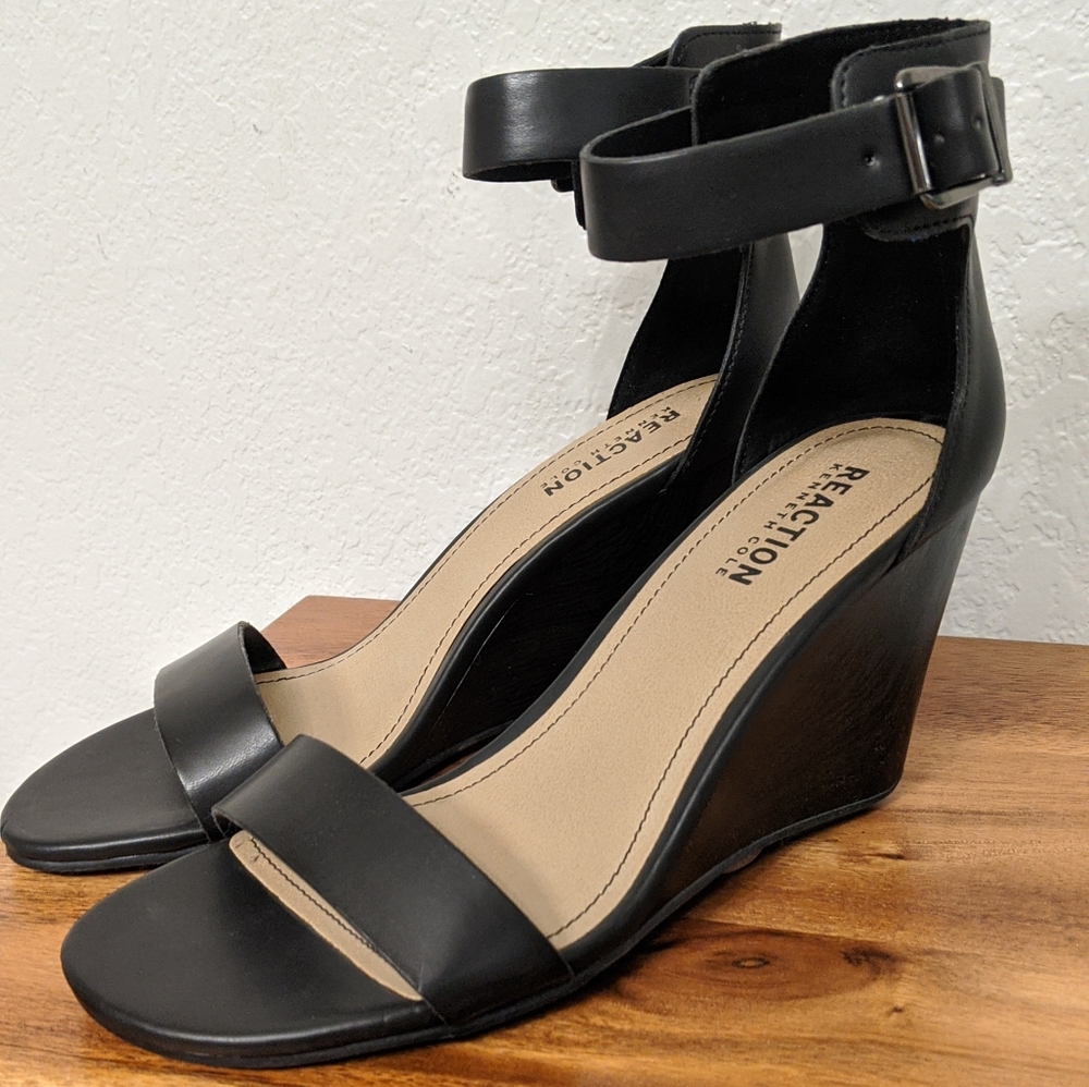 NWOT Kenneth Cole Reaction Black Strap Wedges
